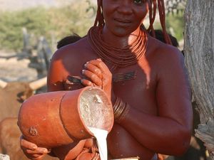 Suku di Pedalaman Afrika yang Warna Kulitnya Merah
