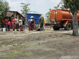 Kekeringan, Warga Perbatasan Ngawi Serbu Air Bersih Kiriman TNI