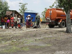 Kekeringan, Warga Perbatasan Ngawi Serbu Air Bersih Kiriman TNI