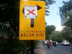 Satpol PP Tertibkan Rambu Lucu, Ditempel Stiker Pelanggaran