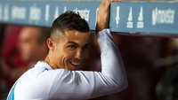 Ronaldo pernah juga menawari bantuan uang untuk membantu penelitian demi mengobati kanker seorang anak asal Las Palmas. Sempat mengajak bocah tersebut ke Santiago Bernabeu, Ronaldo gagal mewujudkan kesembuhan sang bocah karena dia lebih dulu meninggal dunia. (Manuel Queimadelos Alonso/Getty Images)