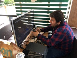 Wuih, Pria Ini Berani Bawa PS4 dan TV 32 Inci untuk Main Game di McDonalds!