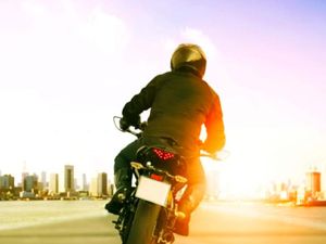 Ini Tips Bermanuver dengan Lancar di Segala Kondisi Jalan