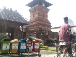 Gubernur Ganjar ke Masjid Menara Kudus, Pengurus: Lewat Pintu Lain