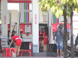 Bikin Heboh, Petugas SPBU Berpakaian Dress Mini Layani Pengendara