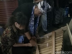Saat Wisatawan Tertarik Bermain Alat Musik Tradisional
