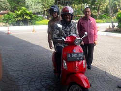 Djarot Pakai Vespa Merah, Vespa pun Senang