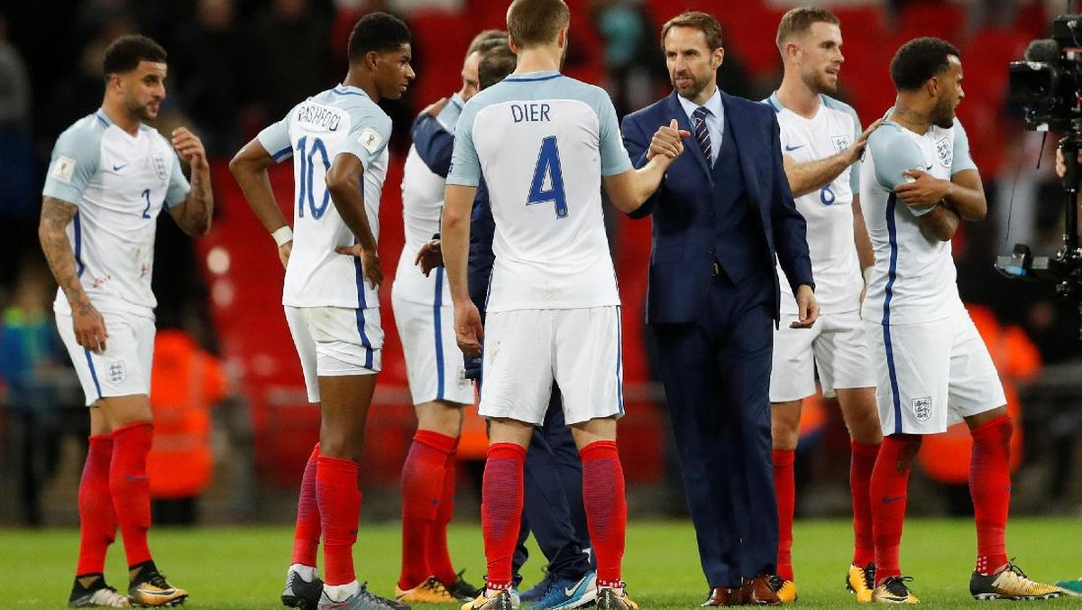 Gareth Southgate menyalami para pemainnya usai lah melawan Slovenia (Carl Recine/Action Images via Reuters)