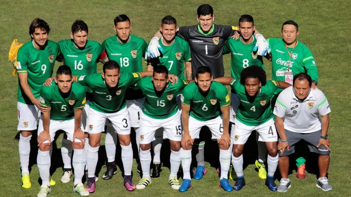 Soccer Football - 2018 World Cup Qualifications - South America - Bolivia v Brazil - Hernando Siles stadium, La Paz, Bolivia - October 5, 2017 Players of Brazil and Marcelo Moreno Martins (in green) of Bolivia pose before the match.  REUTERS/Manuel Claure