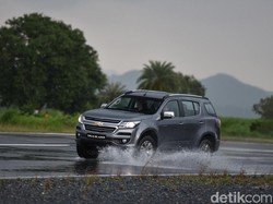 6 Trik Berkendara Tanpa Gangguan Saat Hujan