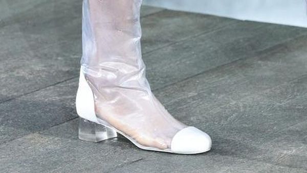 Foto: 10 Sepatu Unik dari Paris Fashion Week