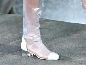 Foto: 10 Sepatu Unik dari Paris Fashion Week