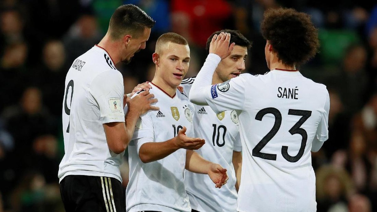 Joshua Kimmich merayakan gol Jerman bersama rekan-rekannya (Jason Cairnduff/Action Images via Reuters)