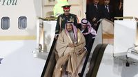Langka! Saat Raja Salman Turun Tangga Gara-gara Eskalator Macet