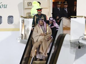 Langka! Saat Raja Salman Turun Tangga Gara-gara Eskalator Macet