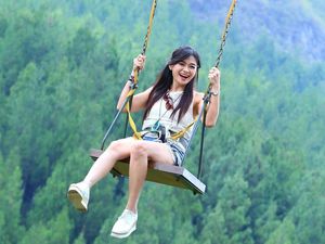 Foto: Gaya Liburan Tante Cantik Awet Muda Puspa Dewi