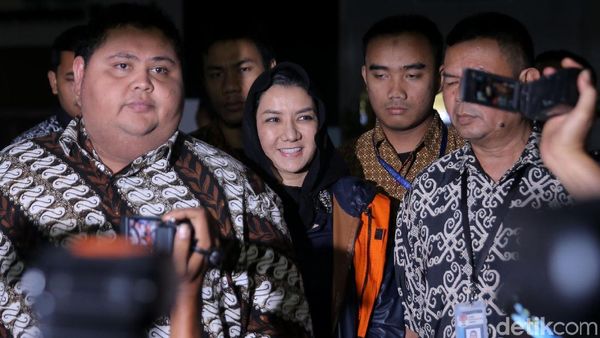 Foto: Bupati Kukar Rita Widyasari Ditahan KPK