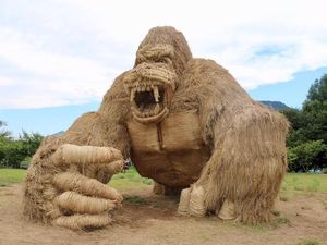 Monster Jerami Raksasa Muncul di Jepang Monster Jerami Raksasa Muncul di Jepang