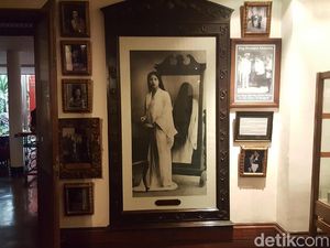 Penasaran, Siapa Wanita dalam Lukisan yang Ada di Hotel Tugu? Penasaran, Siapa Wanita dalam Lukisan yang Ada di Hotel Tugu?