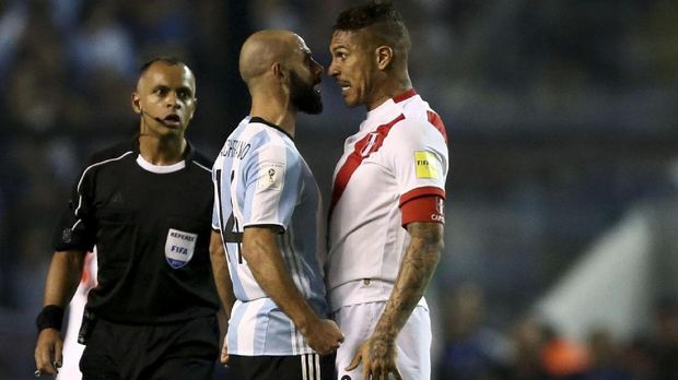Kehadiran Paolo Guerrero (kanan) akan memotivasi skuat Peru melawan Denmark.