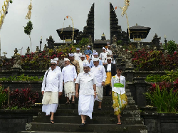 Pantau Keadaan Gunung Agung, Menpar Kunjungi Pura Besakih