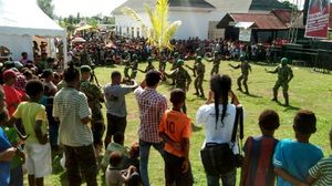 Satgas Yonif PR 432 Kostrad Ramaikan Festival Croosborder Jayapura 2017
