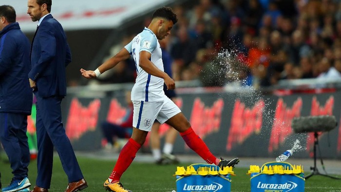 Kecewa Tak Main Penuh, Oxlade-Chamberlain Tendang Botol Minuman