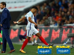 Kecewa Tak Main Penuh, Oxlade-Chamberlain Tendang Botol Minuman