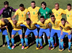 Kenapa Penyerang Bolivia Ini Ikutan Foto di Kesebelasan Tim Brasil?