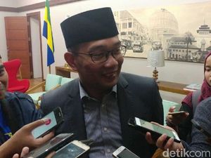 Senyum Sumringah Ridwan Kamil Puncaki Elektabilitas Survei LSI