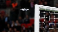 Seorang suporter bahkan sempat berhasil meluncurkan pesawat terbang kertasnya masuk ke dalam gawang Joe Hart, memunculkan sedikit kehebohan di tribun penonton layaknya terjadi gol saja. (Foto: Darren Staples/Reuters)