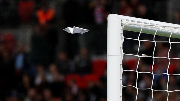 Pesawat Terbang Kertas di Stadion Wembley