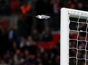 Pesawat Terbang Kertas di Stadion Wembley