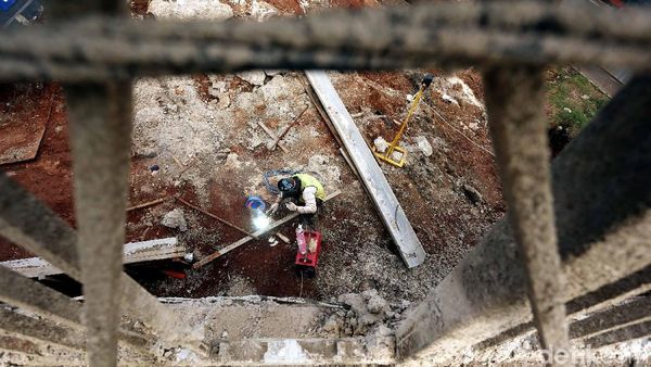 Overpass Urai Kemacetan di Jalan Caman Bekasi