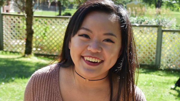 Potret Senyum Para Wanita dengan Taring Tajam, Cantik atau Seram?