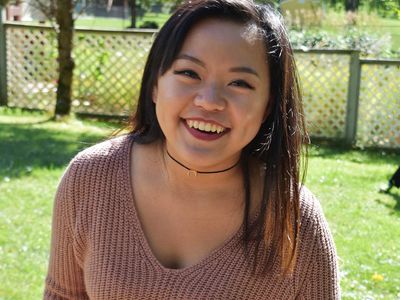 Potret Senyum Para Wanita dengan Taring Tajam, Cantik atau Seram?