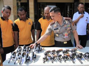 Kapolres Bandung Sita Senpi Berkarat Milik Anggotanya Kapolres Bandung Sita Senpi Berkarat Milik Anggotanya