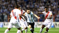 Lionel Messi selalu jadi incaran bek-bek Peru pada pertandingan ini. Sebisa mungkin La Pulga tak membuat peluang (Marcos Brindicci/Reuters)