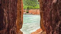 Seperti Harta Karun, Pantai Ini Ada di Balik Tebing