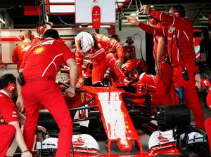 Vettel Tercepat di Latihan Pertama Vettel Tercepat di Latihan Pertama
