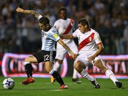 Angel Di Maria yang diharapkan bisa membantu Lionel Messi di lini serang pun tak mampu berbuat banyak dan ditarik di pertengahan babak kedua (Marcos Brindicci/Reuters)