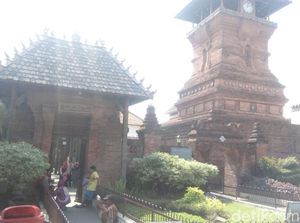 Menguak Mitos Pejabat Akan Tumbang di Kompleks Masjid Menara Kudus Menguak Mitos Pejabat Akan Tumbang di Kompleks Masjid Menara Kudus