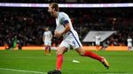 Pesawat Terbang Kertas di Stadion Wembley