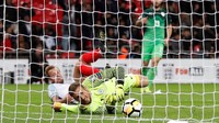 Dalam foto proses gol Harry Kane ini, di menit ke-90, di kejauhan di atas lapangan pun masih kelihatan sebuah pesawat terbang kertas. (Foto: Carl Recine/Action Images via Reuters)