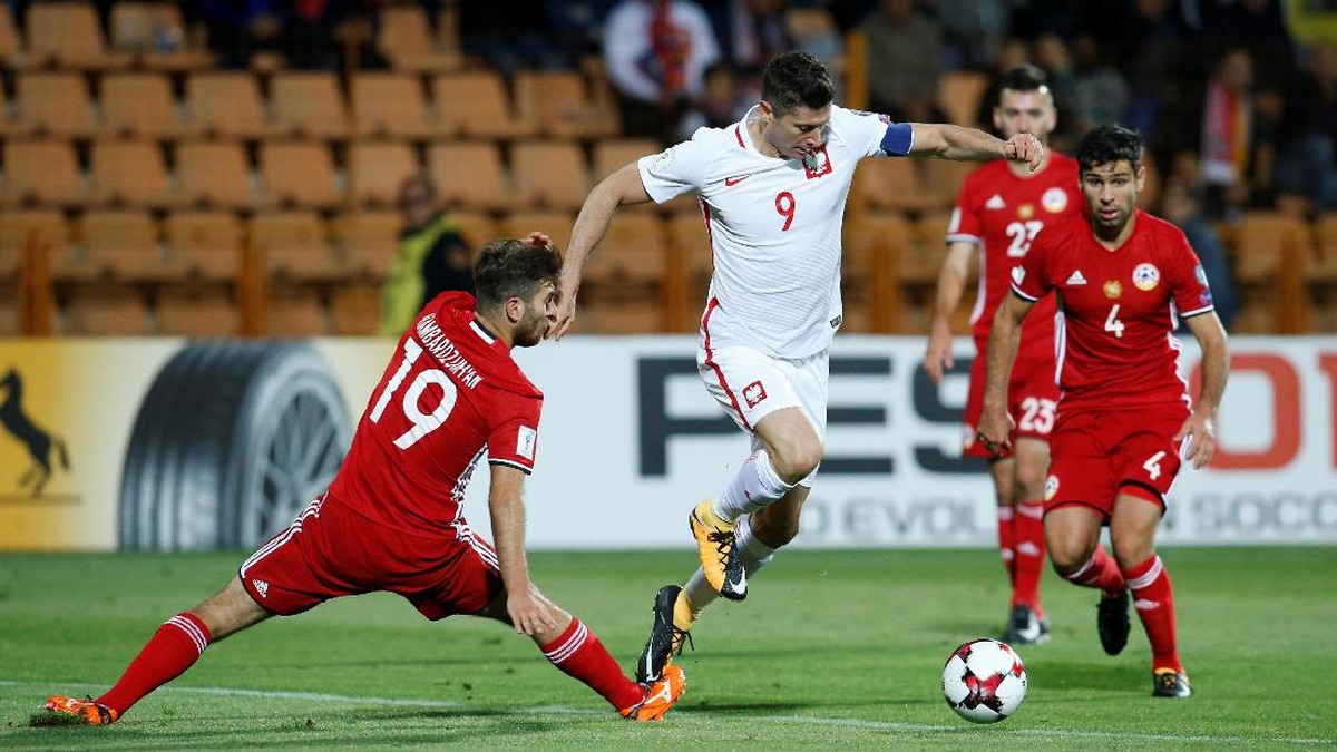 Robert Lewandowski mencetak tiga gol ke gawang Armenia (David Mdzinarishvili/Reuters)