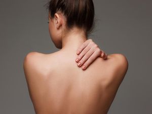 Foto Viral Gurat Aneh di Punggung Turis, Tahunya Kerokan di Bali