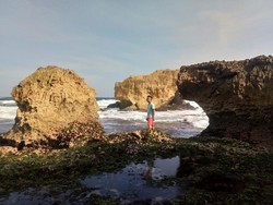 Batu-batu Raksasa di Pantai Ngandong