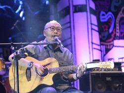 Bernyanyi Bersama Jokowi dan Ebiet G Ade di Synchronize Fest 2017