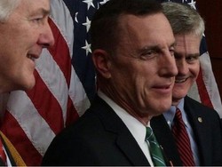 Sarankan Kekasihnya Aborsi, Politisi anti-Aborsi Mundur dari Kongres AS