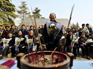 Cara Orang China Menghormati Leluhur